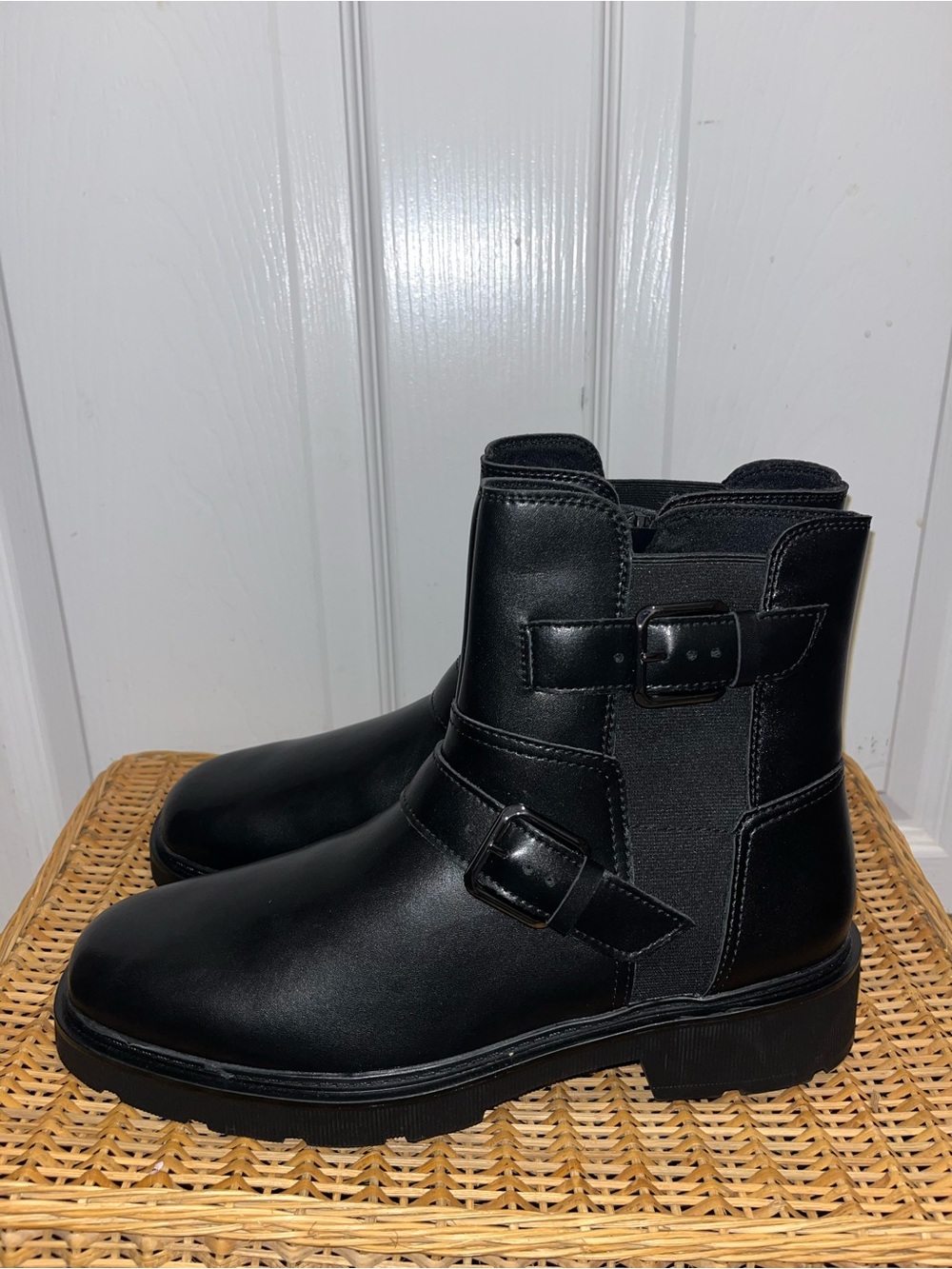 CLARKS Lauryl Bay boots in Black Leather NWOB